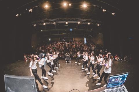 Tänzer auf der Bühne des School Dance Battles