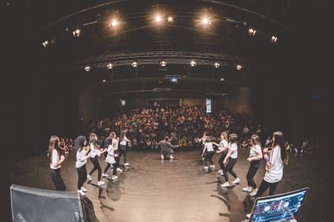 Tänzer auf der Bühne des School Dance Battles
