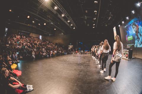 Tänzer auf der Bühne des School Dance Battles