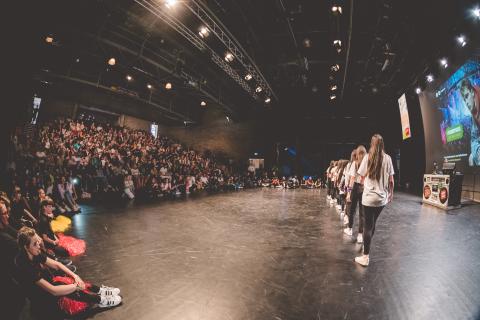 Tänzer auf der Bühne des School Dance Battles