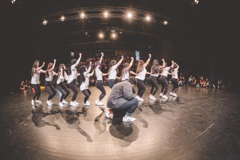 Tänzer auf der Bühne des School Dance Battles