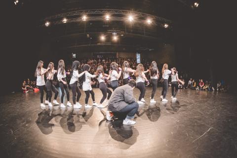 Tänzer auf der Bühne des School Dance Battles