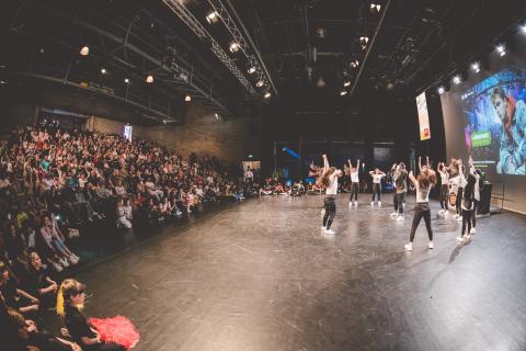 Tänzer auf der Bühne des School Dance Battles