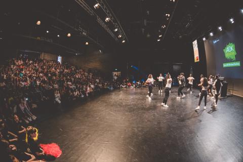 Tänzer auf der Bühne des School Dance Battles