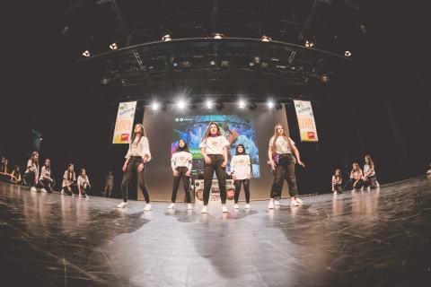 Tänzer auf der Bühne des School Dance Battles