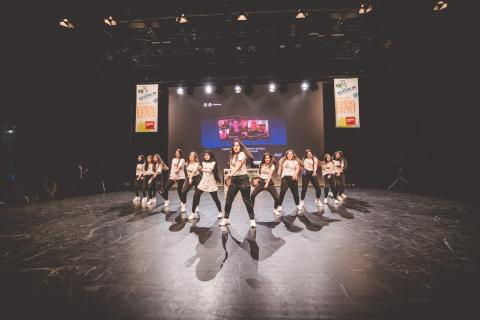 Tänzer auf der Bühne des School Dance Battles