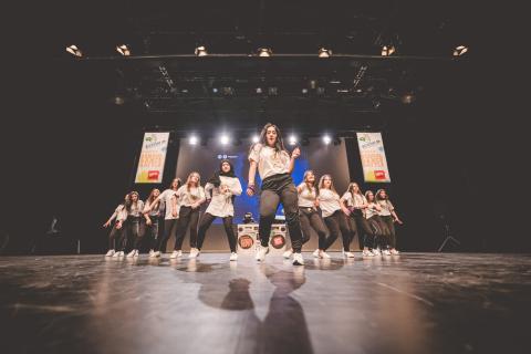 Tänzer auf der Bühne des School Dance Battles