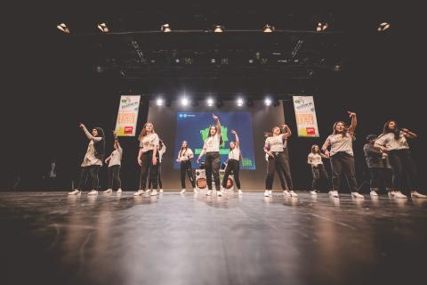 Tänzer auf der Bühne des School Dance Battles