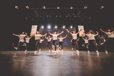 Tänzer auf der Bühne des School Dance Battles