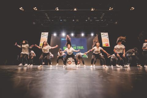 Tänzer auf der Bühne des School Dance Battles