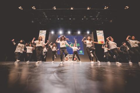 Tänzer auf der Bühne des School Dance Battles