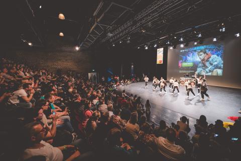 Tänzer auf der Bühne des School Dance Battles