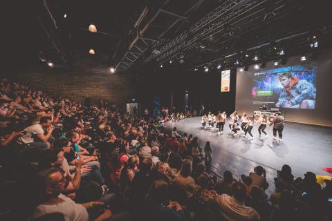 Tänzer auf der Bühne des School Dance Battles