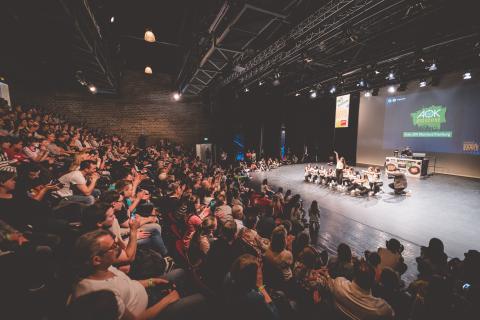 Tänzer auf der Bühne des School Dance Battles