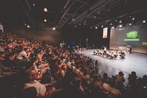 Tänzer auf der Bühne des School Dance Battles