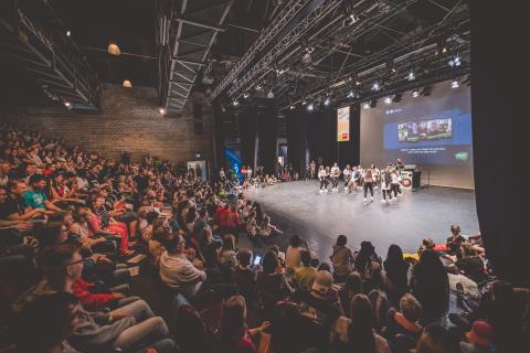 Tänzer auf der Bühne des School Dance Battles