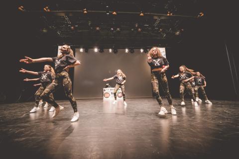 Tänzer auf der Bühne des School Dance Battles