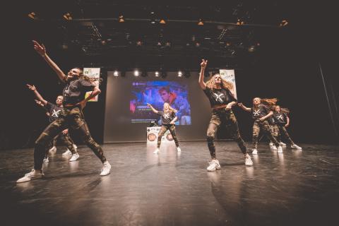 Tänzer auf der Bühne des School Dance Battles