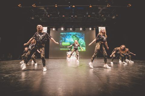 Tänzer auf der Bühne des School Dance Battles