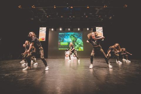 Tänzer auf der Bühne des School Dance Battles