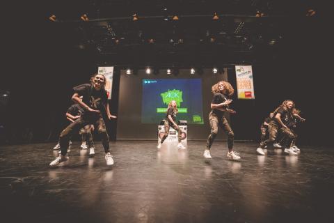 Tänzer auf der Bühne des School Dance Battles