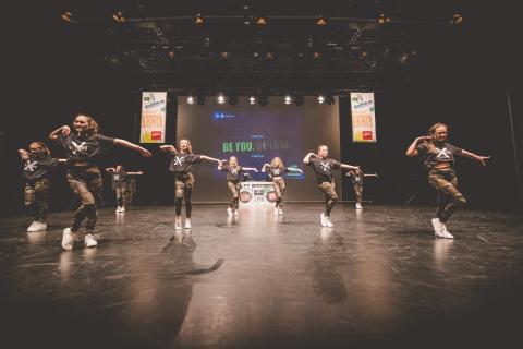 Tänzer auf der Bühne des School Dance Battles