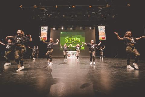 Tänzer auf der Bühne des School Dance Battles