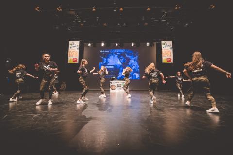 Tänzer auf der Bühne des School Dance Battles