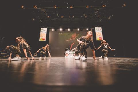 Tänzer auf der Bühne des School Dance Battles