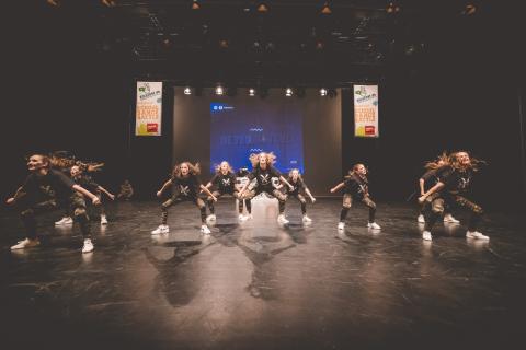 Tänzer auf der Bühne des School Dance Battles