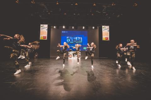 Tänzer auf der Bühne des School Dance Battles