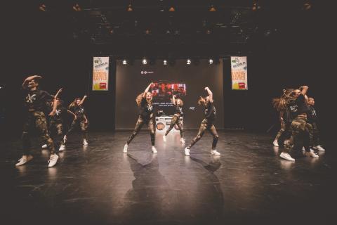 Tänzer auf der Bühne des School Dance Battles