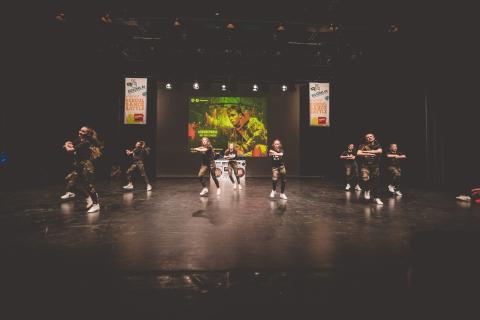 Tänzer auf der Bühne des School Dance Battles