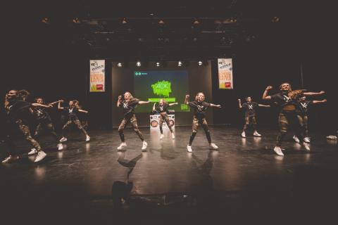 Tänzer auf der Bühne des School Dance Battles