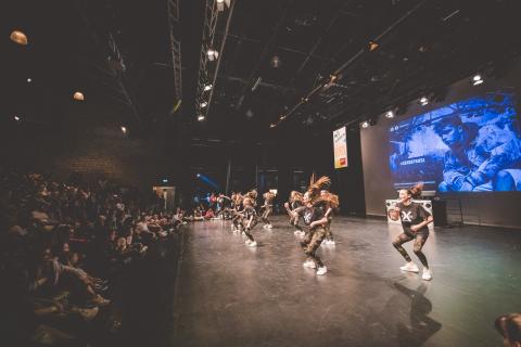 Tänzer auf der Bühne des School Dance Battles