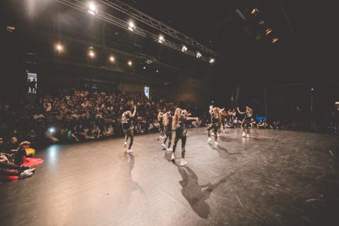 Tänzer auf der Bühne des School Dance Battles