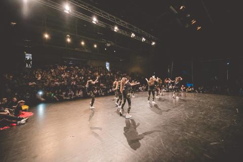Tänzer auf der Bühne des School Dance Battles