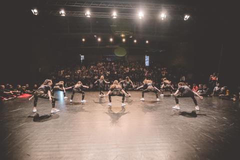 Tänzer auf der Bühne des School Dance Battles