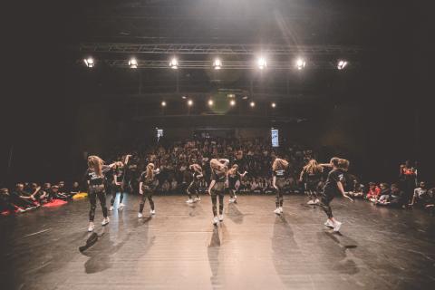 Tänzer auf der Bühne des School Dance Battles