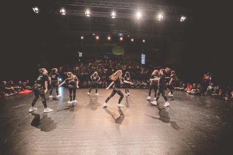 Tänzer auf der Bühne des School Dance Battles