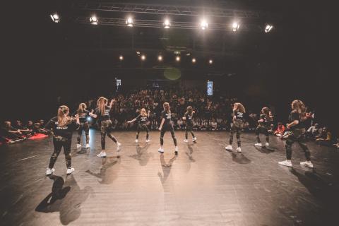 Tänzer auf der Bühne des School Dance Battles