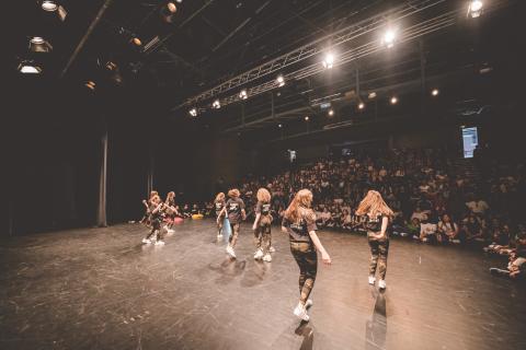 Tänzer auf der Bühne des School Dance Battles