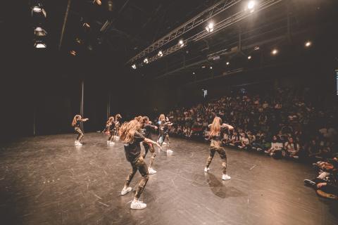 Tänzer auf der Bühne des School Dance Battles