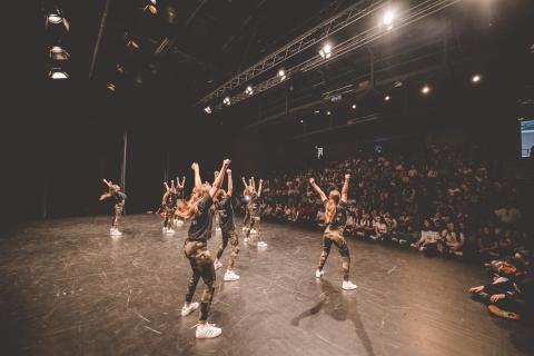 Tänzer auf der Bühne des School Dance Battles