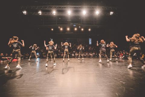 Tänzer auf der Bühne des School Dance Battles