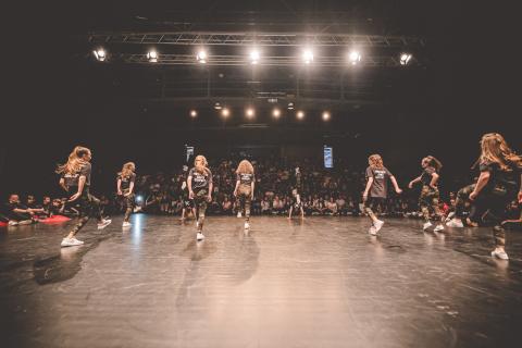 Tänzer auf der Bühne des School Dance Battles