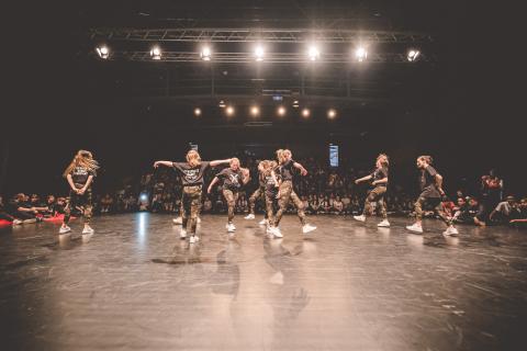 Tänzer auf der Bühne des School Dance Battles