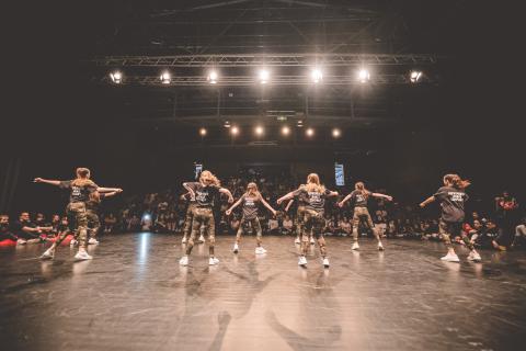 Tänzer auf der Bühne des School Dance Battles