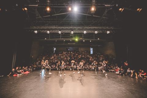 Tänzer auf der Bühne des School Dance Battles