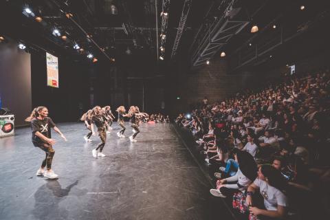 Tänzer auf der Bühne des School Dance Battles